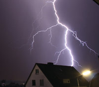 Blitzschlag - Blitzschlag über einem Haus