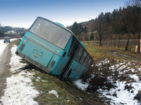 Busunglück - Bus, der in einen Straßengraben gerutscht ist