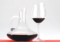 Dekanter - Dekanter und Glas (mit Rotwein gefüllt)