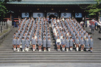 Einheitskleidung - Die Uniform ist eine typische Einheitskleidung. Das Bild zeigt japanische Schüler und Schülerinnen in Schuluniformen. Einheitskleidung - Die Uniform ist eine typische Einheitskleidung. Das Bild zeigt japanische Schüler und Schülerinnen in Schuluniformen.
