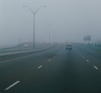 Fahrbahn - Dreispurige Fahrbahn im Nebel Fahrbahn - Dreispurige Fahrbahn im Nebel