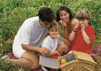 Familie - Familie beim Picknick