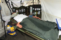 Feldbett - Kranker Soldat auf einem Feldbett