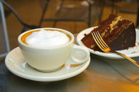 Kaffeesahne - Kaffee mit Kaffeesahne und Kuchen