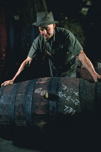 Kellermeister - Kellermeister mit Weinfass Kellermeister - Kellermeister mit Weinfass