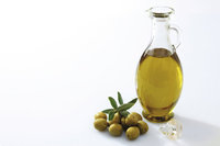 Olivenöl - Olivenöl in einem Krug und Oliven