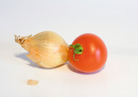 Perlzwiebel - Perlzwiebel (links) und Tomate