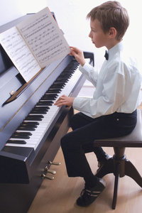 Piano - Junge am Piano