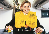 Rettungsweste - Stewardess mit gelber Rettungsweste Rettungsweste - Stewardess mit gelber Rettungsweste