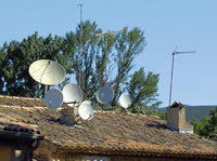 Satellitenschüssel - Mehrere Satellitenschüsseln auf einem Dach