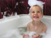 Schaum - Kind in einer Badewanne mit Schaum