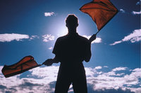 Signalflagge - Mann mit zwei Signalflaggen Signalflagge - Mann mit zwei Signalflaggen
