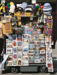 Souvenir - Stand mit Souvenirs und Postkarten Souvenir - Stand mit Souvenirs und Postkarten