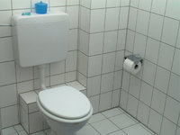 Spülkasten - Toilette mit Spülkasten