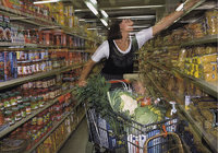 Supermarkt - Frau in einem Supermarkt