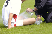 Verletzung - Behandlung der Verletzung eines Fußballspielers