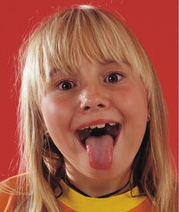 Zunge - Mädchen mit herausgestreckter Zunge