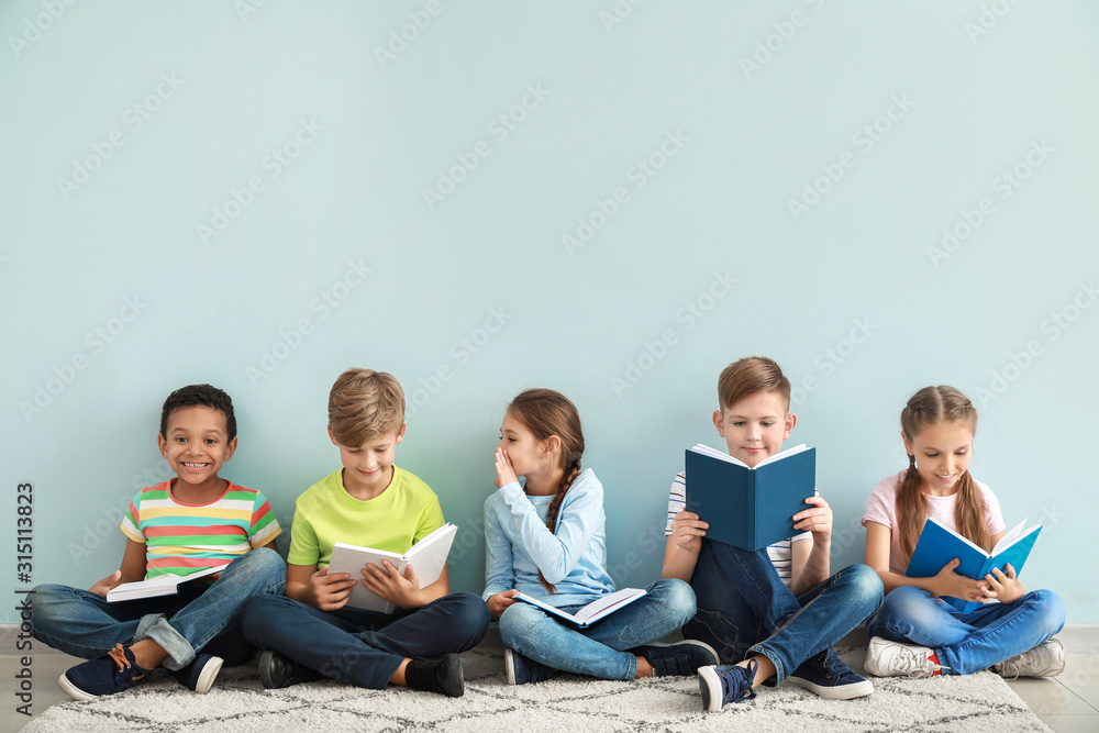 Foto: Kinder mit Büchern